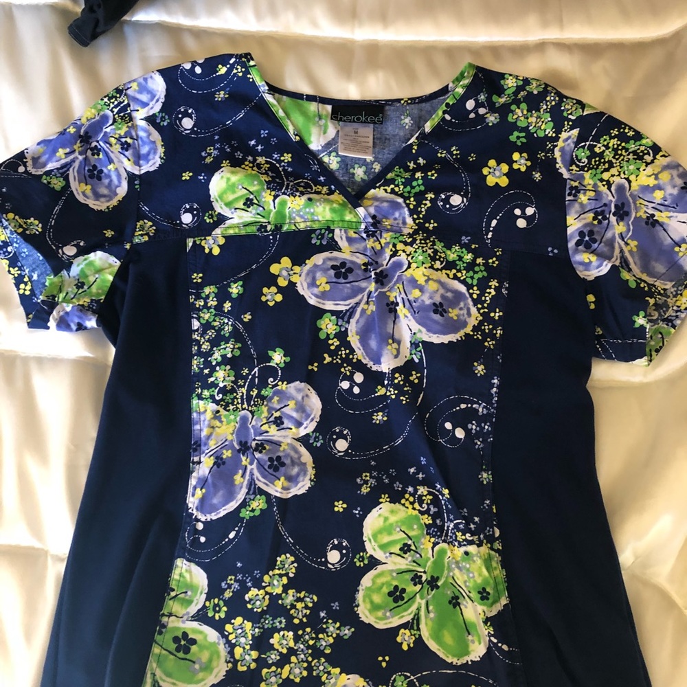 Cherokee medium scrub top